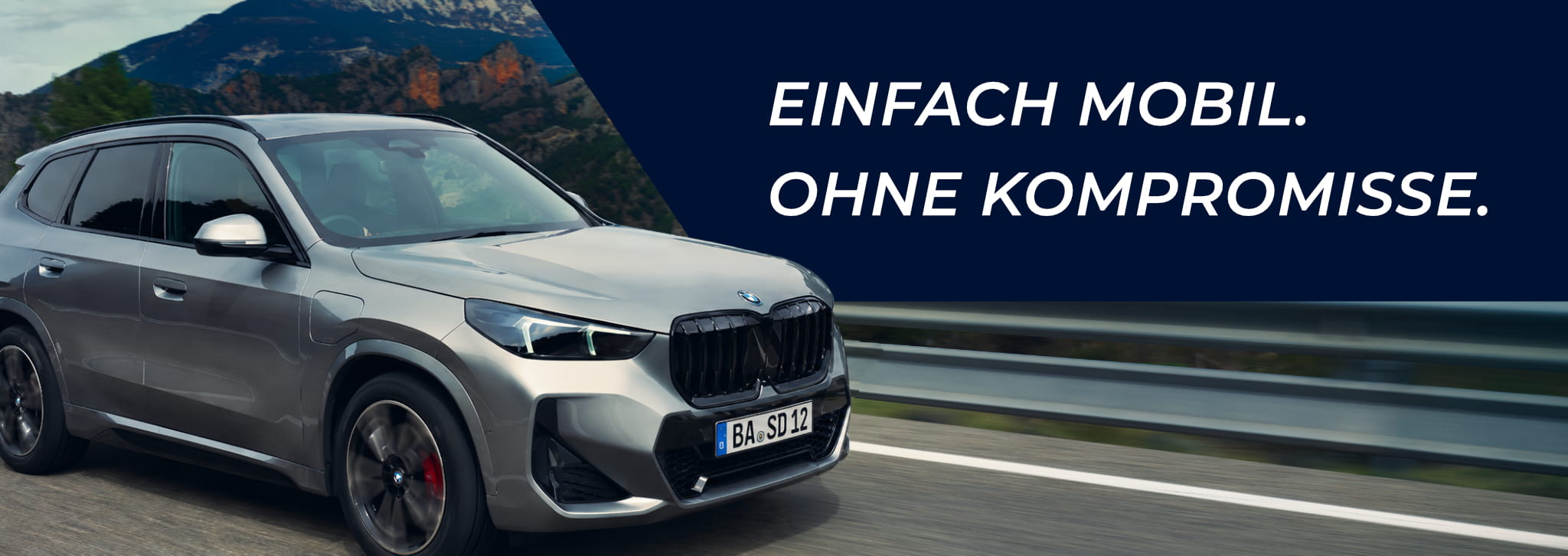 Sperber Drive Autovermietung: Silberner BMW SUV in Fahrt vor Bergen mit Werbeslogan "Einfach mobil. Ohne Kompromisse."